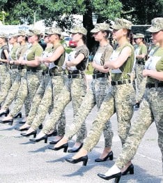 Soldați cu tocuri